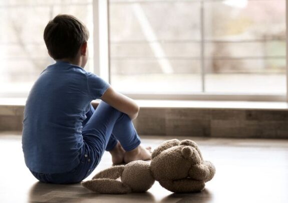 crianca-triste-abandono-afetivo-tristeza1